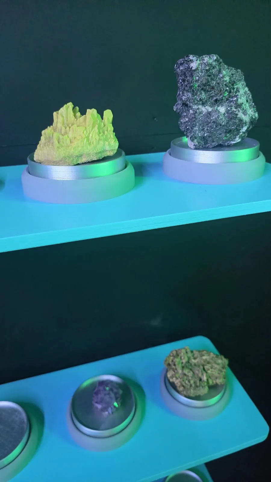 Fluorescerende mineralen op metalen sokkels